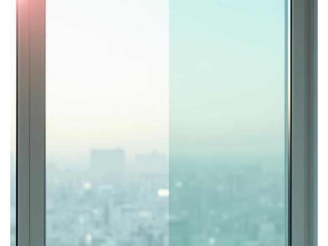 Fenêtre avec un verre électrochrome passant d'une opacité translucide à transparente.