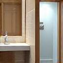 Rampe d'accès et barre de soutien dans une salle de bain adaptée PMR